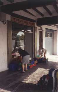 Anita comprando el almuerzo en Balaguer