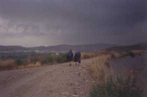 Peregrinos bajo la lluvia