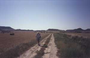 Ral y al fondo Anita caminando hacia Bolea