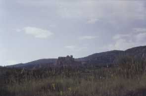 A lo lejos el Castillo de Loarre