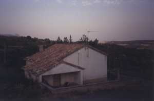 El porche de la escuela donde dormimos en Sarsamarcuello