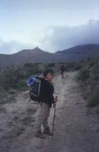 Anita, Ral y el Castillo de Marcuello al fondo.