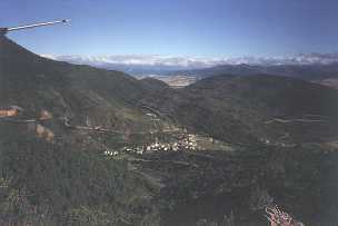 Debajo Santa Cruz de la Sers y al fondo el Canal de Berdn, por donde fluye el ro Aragn