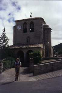Jos� Luis delante de la iglesia de Guerendi�in