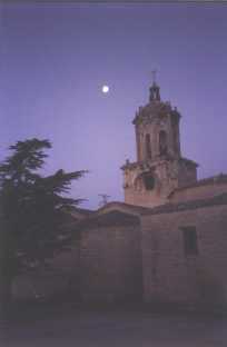 Saliendo de Puente la Reina, la Luna nos acompa�aba.