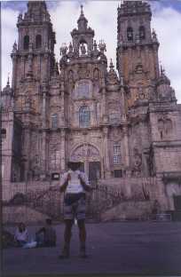 Jos� Luis delante del Obradoiro con su Compostela. 1200 km. caminando en 35 d�as, y historias para contar durante un buen mont�n de tiempo.